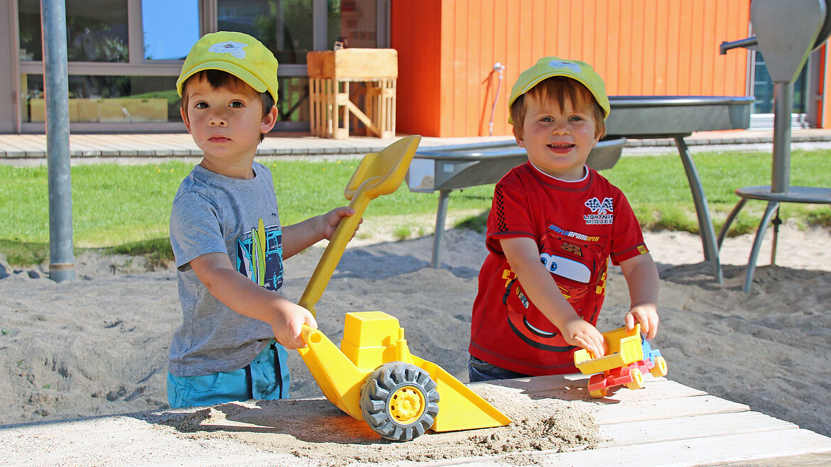 Spielende Kinder in der Kindertagesstätte Fliegerkiste