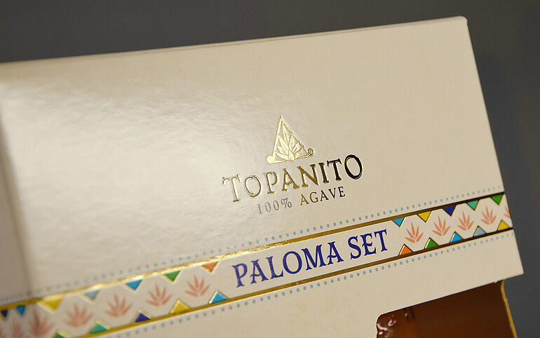 Gold on a cream-colored background: The hot foil stamped Topanito logo adds an accent to the front of the gift packaging produced by Karl Knauer. The graphic design was created by Perola. © Karl Knauer KG