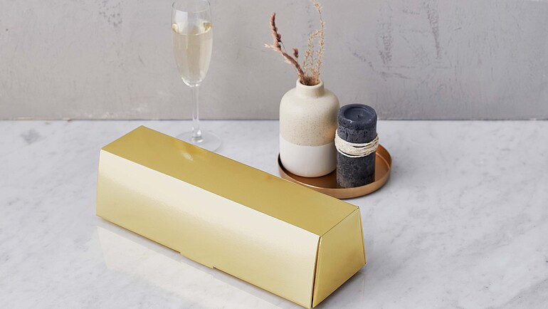 Folding box in the shape of a gold bar