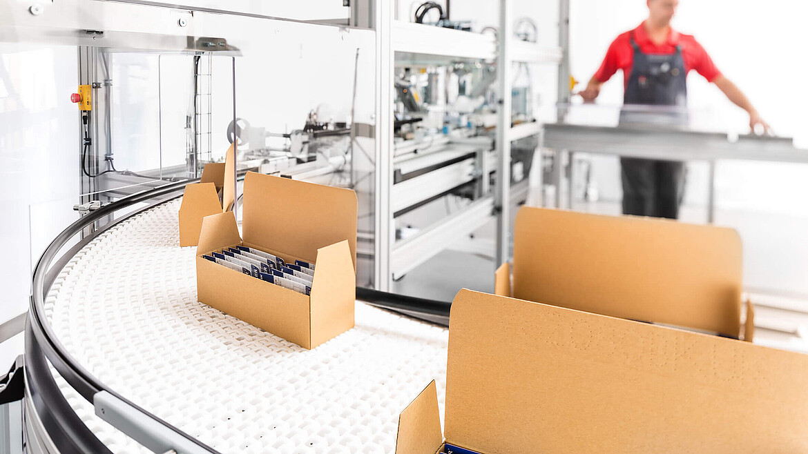 Conveyor belt with finished packaging