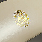 Fine outlines in gold: Hot foil stamping highlights the brand emblem on the top of the Topanito Paloma Set. Karl Knauer advised Perola on the execution of the finishing. © Karl Knauer KG