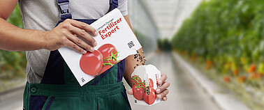 Produkt wird durch Verpackungsöffnung in Messbecher geschüttet