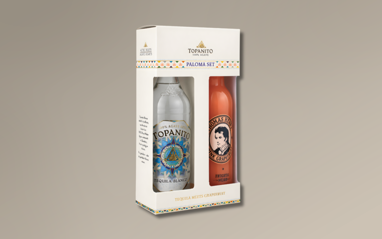 Perola’s Topanito Paloma Set brings together Blanco Tequila and Thomas Henry Pink Grapefruit in gift packaging developed by Karl Knauer. Two large windows provide a clear view of the bottles. © Perola