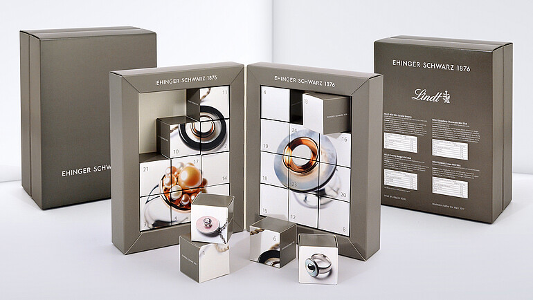 Fold-open advent calendar with printed cardboard cubes 