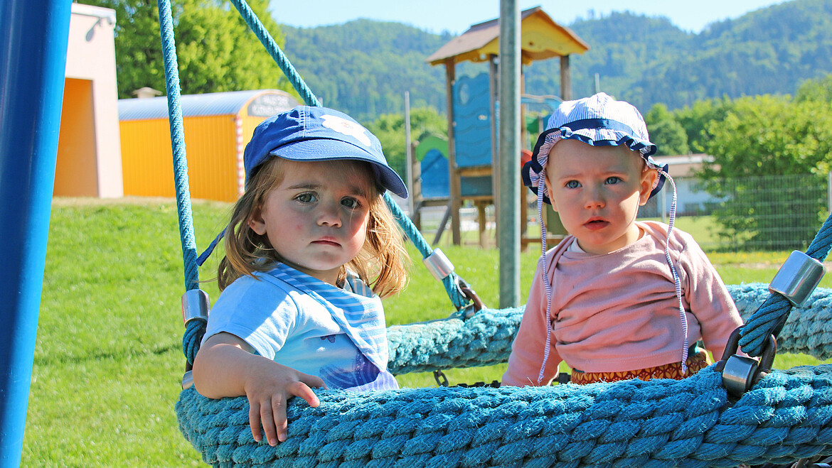 Spielende Kinder in der Kindertagesstätte Fliegerkiste